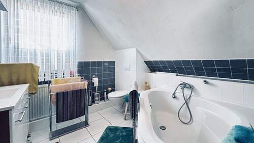 Tageslichtbad mit Wanne - 