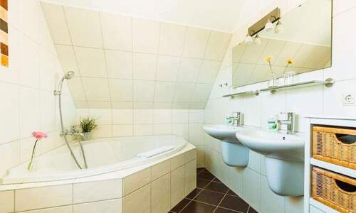 WE 1 Bad mit Eckbadewanne - 