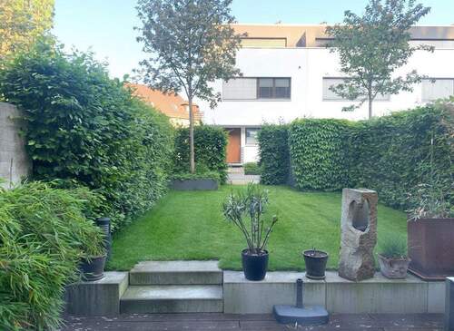 Titelbild - Modernes Townhouse mit Garten und großzügigem Wohnkonzept am Niddapark