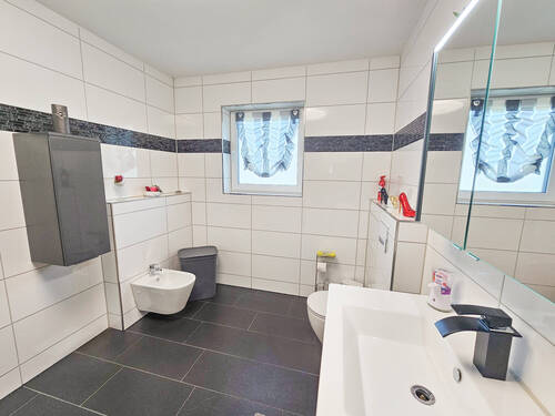 Badezimmer im EG mit Dusche - 