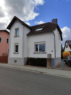 Ansicht von der Straße - 5 Zimmer Einfamilienhaus in Schwalbach