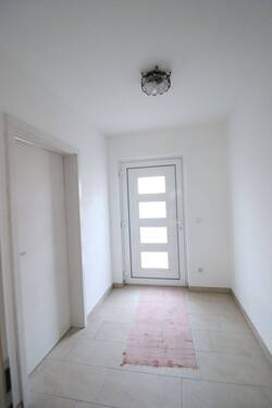 Eingang/Diele mit Tür zur Küche - 5 Zimmer Reihenendhaus zum Kaufen in Grafrath