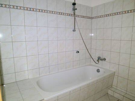 Badezimmer mit Wanne - 