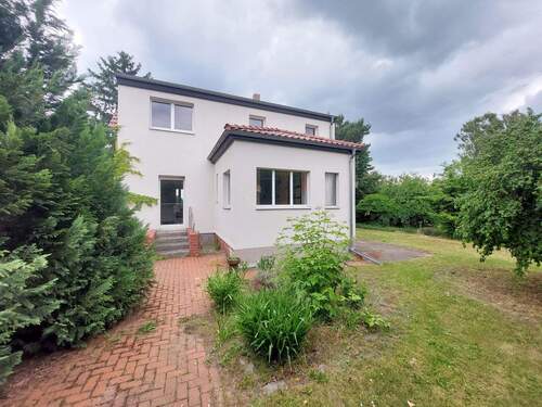 Hausansicht mit Terrasse - 