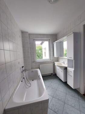 Bad im EG mit Wanne - 