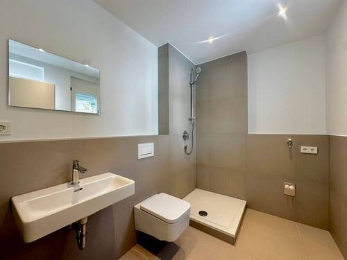 Modernes Badezimmer mit Waschmaschinenanschluss - 