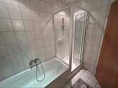 Bad mit Wanne und Dusche - 