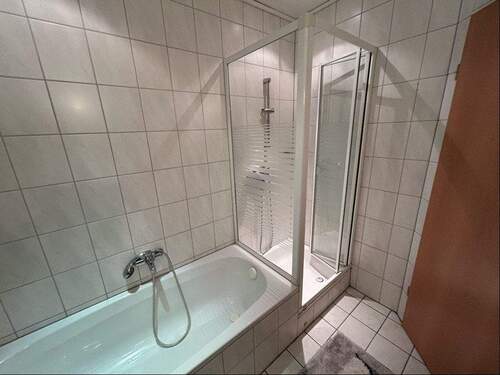 Bad mit Wanne und Dusche - 