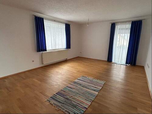 Wohnzimmer mit Zugang zum Balkon - 