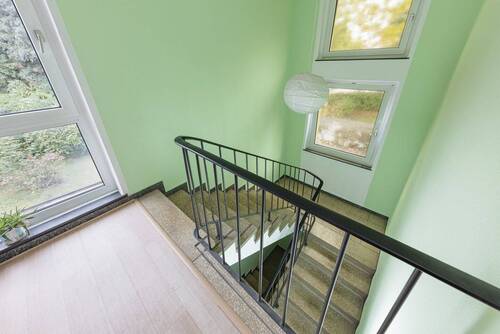 geräumiges Treppenhaus - 