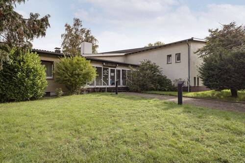 Außenansicht Gemeindehaus - Ensemble auf Erbpachtgrundstück: Gemeindehaus & Pfarrhaus mit Grün- und Hoffläche