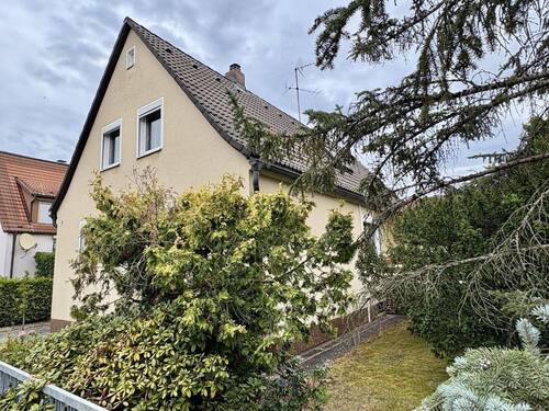 Wohnhaus Blick von Straße - 