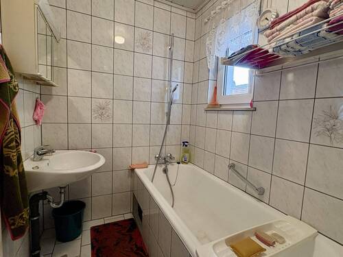 Bad mit Wanne - 