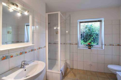 Badezimmer mit Badewanne - 