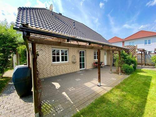 Rückseitenansicht mit Terrasse - 