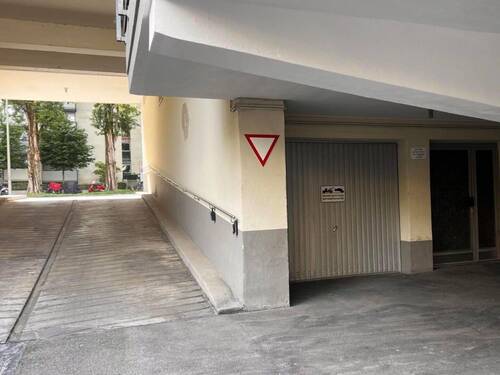 Einfahrt - Garage, Stellplatz in München