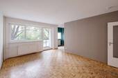 Wohnzimmer - Helle 3-Zimmer-Wohnung mit Pkw-Stellplatz in begehrter Kiezlage