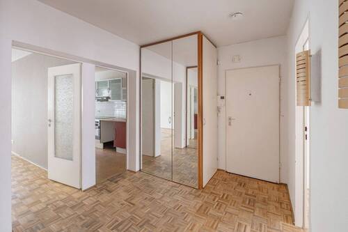 Flur mit Blick in das Wohnzimmer und die Küche - 