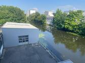 Direkter Kanalblick mit industriellem Flair - 