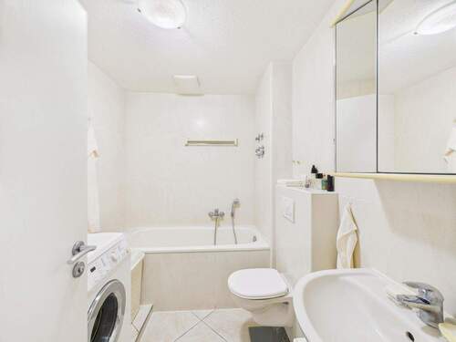 Badezimmer mit Badewanne - 