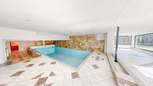 Swimming Pool mit Wellnessbereich - 