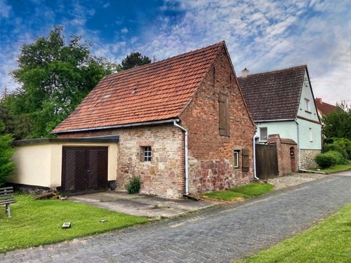 Straßenansicht + Nebengebäude - Einfamilienhaus mit 150,00 m² in Gerbstedt zum Kaufen