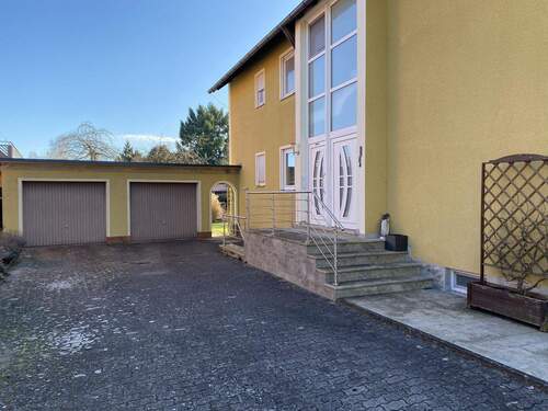 Garagen und Hof - 6 Zimmer Einfamilienhaus in Dentlein