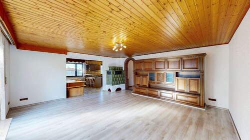 Wohnzimmer mit Blick zur Küche - 7 Zimmer Mehrfamilienhaus, Wohnhaus in Waldbüttelbrunn