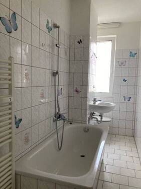 Tageslichtbad mit Handtuchheizkörper - Etagenwohnung mit 42,50 m&sup2; in Gotha zur Miete