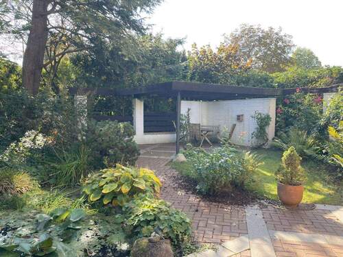 Garten mt Blick auf Sitzecke - 