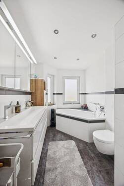 Badezimmer OG - Mehrfamilienhaus, Wohnhaus mit 254,40 m&sup2; in Besigheim zum Kaufen