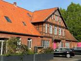Strassenansicht - Wohnen in historischem ehem. Bahnhofshotel auf dem Lande -5 Wohneinheiten - Tierhaltung möglich