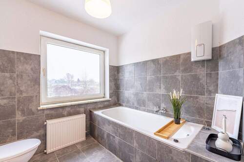 Tageslichtbad mit Badewanne - 