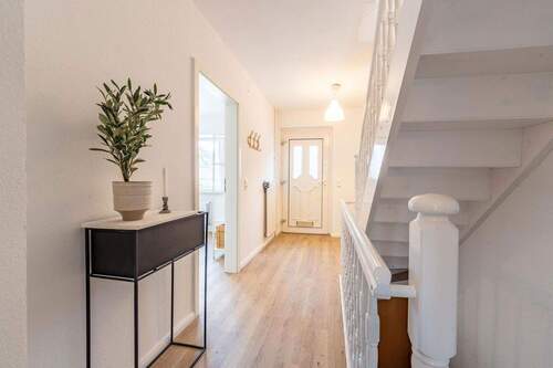 heller offener Eingangsbereich - 5 Zimmer Reihenmittelhaus zum Kaufen in Kiel