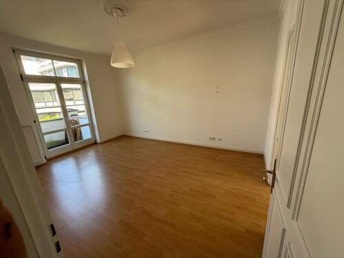 Zimmer 1 mit Zugang zum Balkon - 3 Zimmer Etagenwohnung zur Miete in Bonn