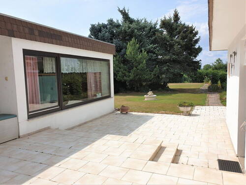 Blick Terrasse/ Garten - 7 Zimmer Einfamilienhaus zum Kaufen in Römerberg