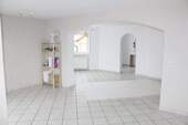 ... sowie ins große Wohnzimmer ... - 