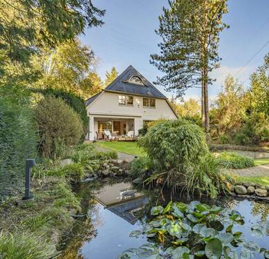 Haus und Teich - Architektenhaus auf großem Grundstück