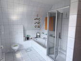 Bad mit Dusche und Wanne - 