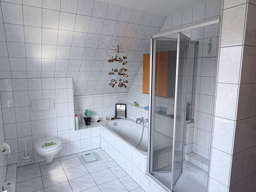 Bad mit Dusche und Wanne - 