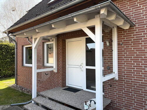 Hauseingang mit Überdachung - 5 Zimmer Einfamilienhaus zum Kaufen in Niedersachsen - Pattensen