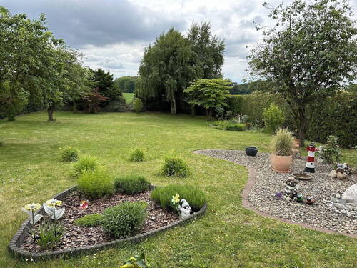 Garten und Blick über das Feld - 5 Zimmer Einfamilienhaus in Niedersachsen - Pattensen