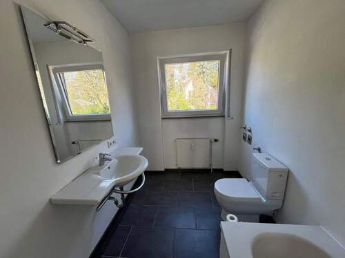 Bad mit Wanne - 