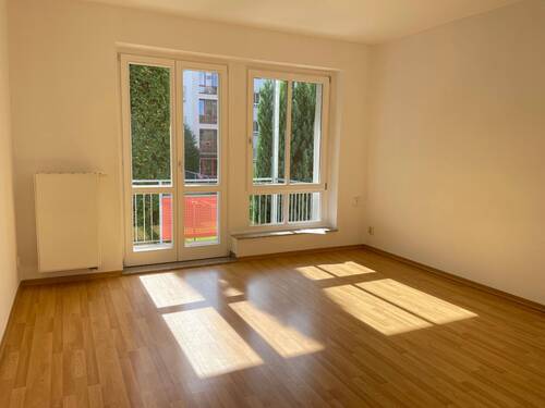 Wohnzimmer mit Balkon - +++ ATTRAKTIVE WOHNUNG MIT BALKON AUF EINER RUHIGEN NEBENSTRASSE +++