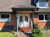 Hauseingang links - 7 Zimmer Einfamilienhaus zum Kaufen in Dassendorf