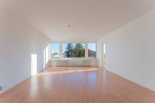 Wohnzimmer mit Zugang zum Balkon - 