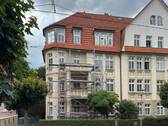 Straßenfassade - Schöne 3-Zimmer-Wohnung in Vorzugswohnlage mit Balkon für 2-3 Personen