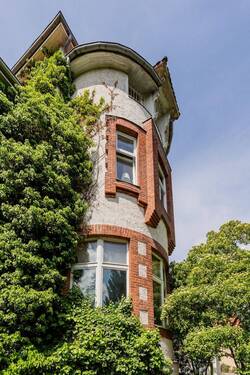 Romantischer Erker mit Blick ins Grüne - Erstklassige 2-Zimmerwohnung in Grunewalds Premiumlage - Bezugsfrei am renommierten Hagenplatz