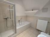 Modernes Bad mit Wanne - 