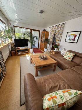 Wohnzimmer mit Ausgang zur Terrasse - 